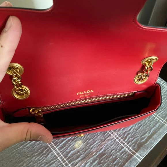 Prada - Picture 4 of 4